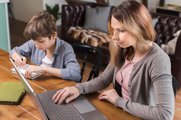 Jak efektywne szkolenia online mogą podnieść kompetencje nauczycieli w obszarze współpracy z rodzicami?
