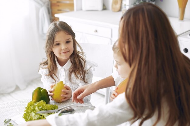 Jak dieta mamy wpływa na kształtowanie zdrowych nawyków żywieniowych u dzieci?