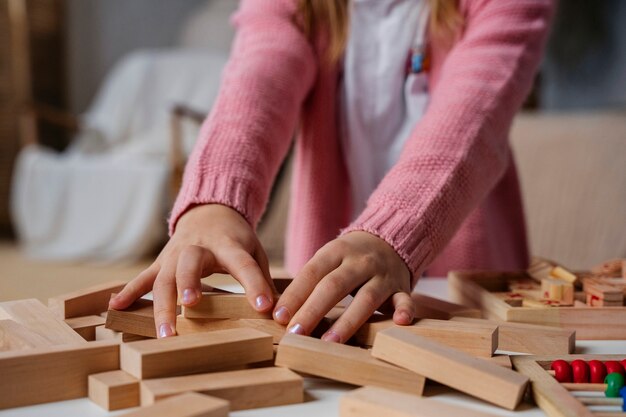 Jak metoda Montessori wspomaga rozwój emocjonalny i społeczny malucha?