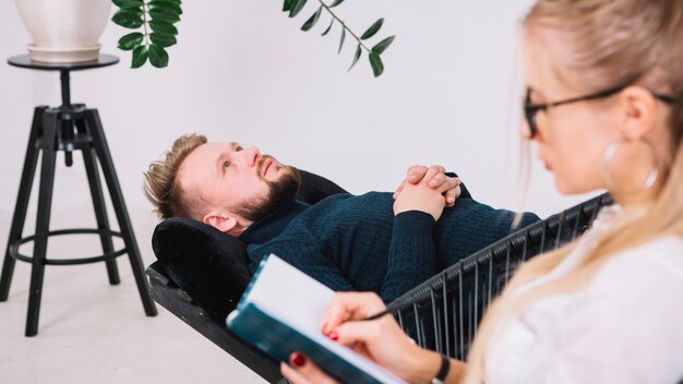 Jak psychoterapia indywidualna może pomóc w radzeniu sobie z codziennym stresem?