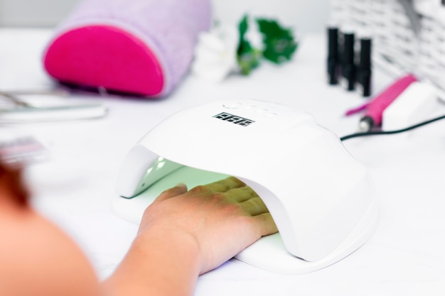 Jak wybrać idealną lampę UV do domowej stylizacji paznokci?