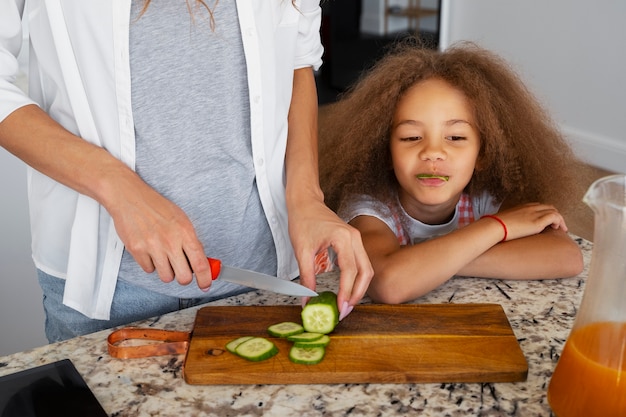 Przyjemne gotowanie z dziećmi: Jak budować zdrowe relacje z jedzeniem